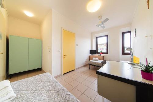Twin Room with Private Bathroom image 3