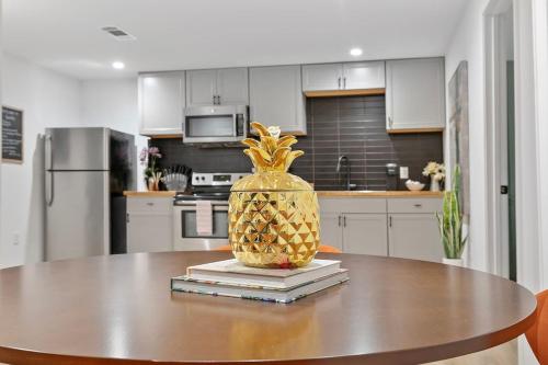 Chic 2 bedroom w free parking in Austell, USA