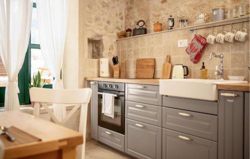 Konyha, 1 Bedroom Gorgeous Home In Vrisnik in Jelza