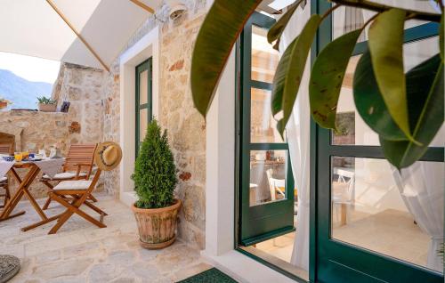 A szálláshely kívülről, 1 Bedroom Gorgeous Home In Vrisnik in Jelza