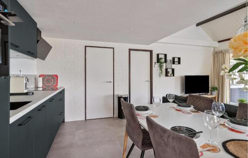 kuhinja, Pet Friendly Home In Stavenisse in Tholen