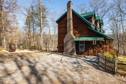 Creekside Cottage is peaceful welcoming dog friendly cabin with amazing views of the valley in Sevierville, USA