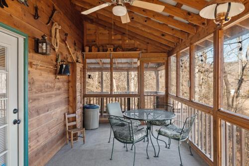 Creekside Cottage is peaceful welcoming dog friendly cabin with amazing views of the valley in Sevierville, USA