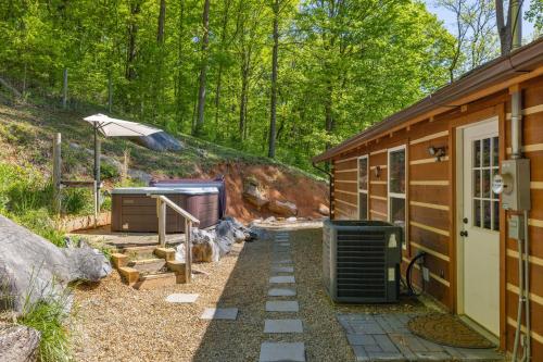 The "Lost Horse" Cabin - Secluded - Pet-Friendly - One Level - Massive Yard in Jones Cove, USA