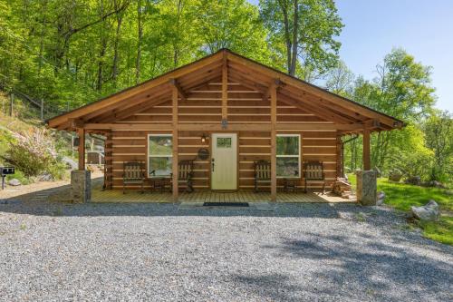The "Lost Horse" Cabin - Secluded - Pet-Friendly - One Level - Massive Yard in Jones Cove, USA