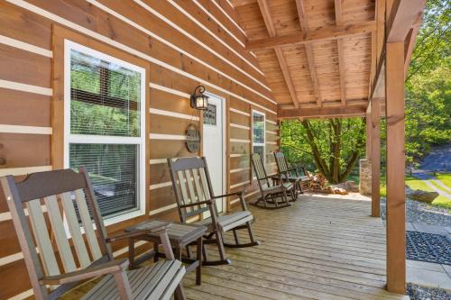 The "Lost Horse" Cabin - Secluded - Pet-Friendly - One Level - Massive Yard in Jones Cove, USA