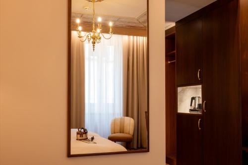 Classic Double Room with Courtyard View image 5