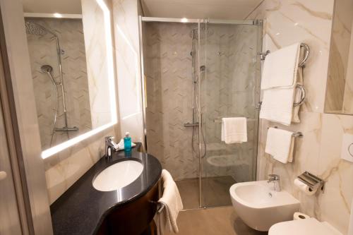 Classic Double Room with Courtyard View image 3