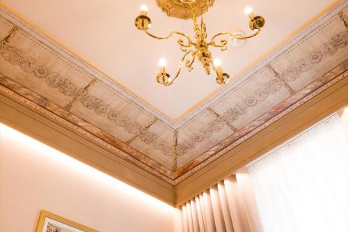 Classic Double Room with Courtyard View image 6