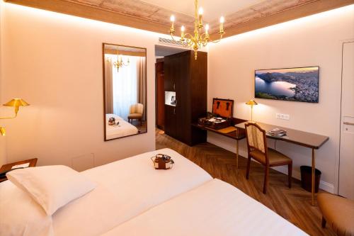 Classic Double Room with Courtyard View image 2