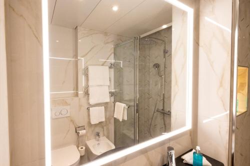 Classic Double Room with Courtyard View image 4