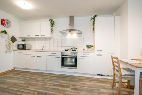 Kitchen, Ferienwohnung Werrablick Hedemunden - Gartenbenutzung mit Grill - WLAN in Atzenhausen