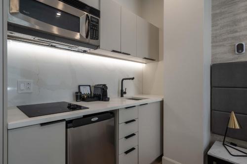 ห้องครัว, ทราเวลลอดจ์ บาย วินด์แฮม มอนทรีออล เซ็นเตอร์ (Travelodge by Wyndham Montreal Centre) near เซ็นเตอร์ ดี' ฮีสทอรี เดอ มอนทรีออล