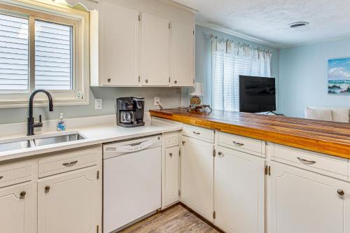 Family Home 11 Miles to Broadway at the Beach - image 3