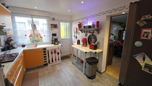 кухня, Chambre salle de bain privée avec piscine à 20 minutes de Paris (Chambres privees avec piscine partagees et cuisine partagee a 20 minutes de Paris et 40 minutes de d) in Фонтане-су-Боа