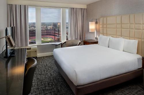 King Room with Stadium View image 5