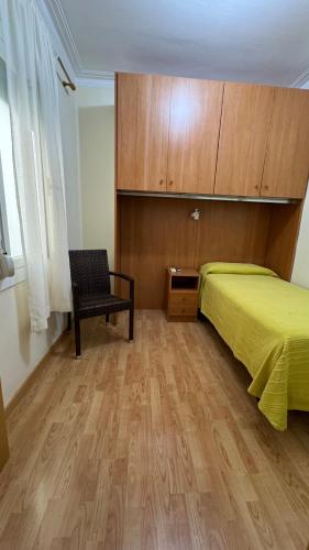 Single Room with Shared Bathroom image 2