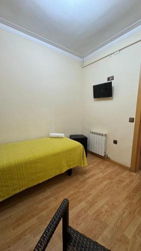 Single Room with Shared Bathroom image 1