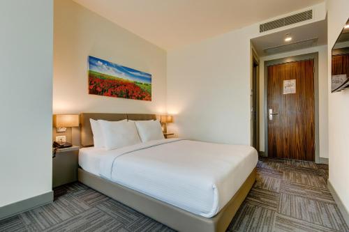 1 queen bed, 1 double bed, 2 twin beds