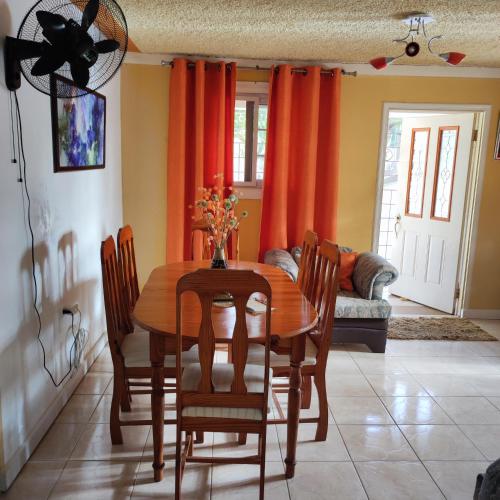 Gables Vacation Rentals with Private Gated Parking Onsite in โอโค ริโอส