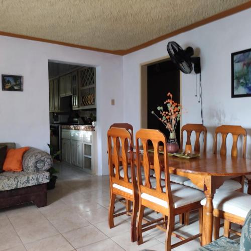 Gables Vacation Rentals with Private Gated Parking Onsite in โอโค ริโอส