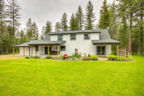 10 Mi to Silverwood: Secluded Getaway!