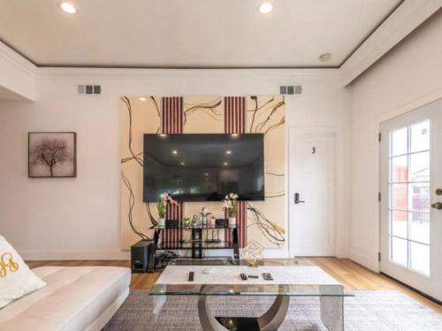 Chic and Secure Private room in modern home 6, Los Angeles (foto 10)