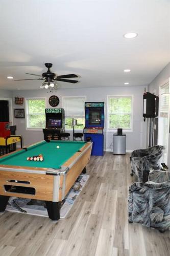 3 resort pools, pool table, hot tub, arcade! in Gatlinburg, USA