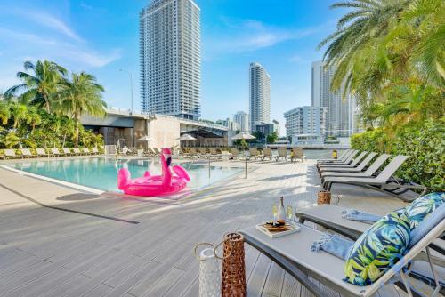 Modern Resort Apartment with Balcony Pool Gym in Hallandale Beach, USA