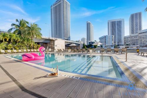 Modern Resort Apartment with Balcony Pool Gym in Hallandale Beach, USA