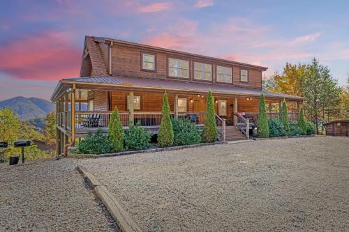 GSMNP entrance only 4 miles away Stunning panoramic views Dog-Friendly Seasonal Pool Access in Sevierville, USA