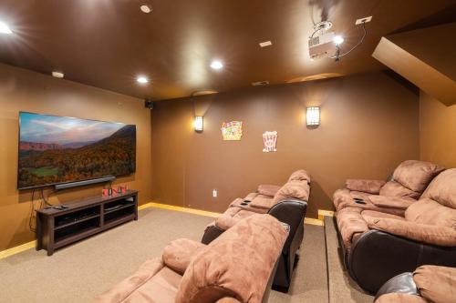 GSMNP entrance only 4 miles away Stunning panoramic views Dog-Friendly Seasonal Pool Access in Sevierville, USA