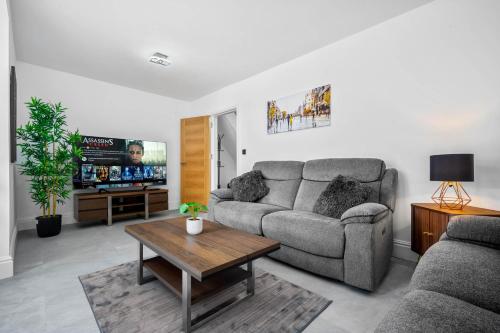 5 bedroom house Solihull 10 mins drive from BHX & NEC Private off road parking