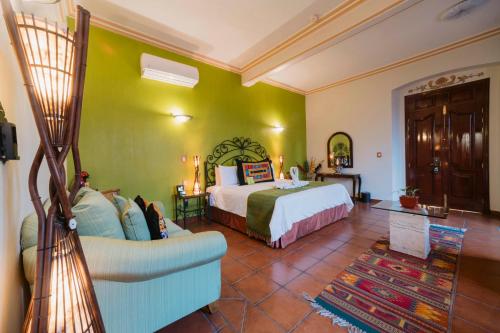 Superior King Suite image 3
