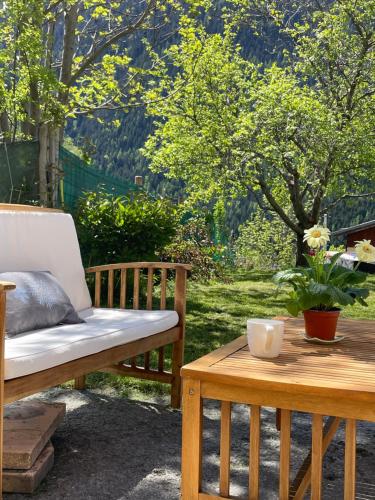 Appartement situe en rez de jardin avec piscine privee en ete in Seez