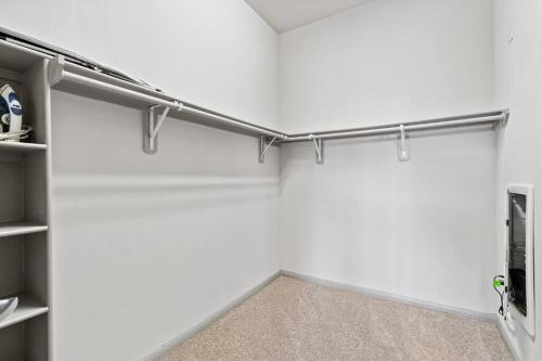 Modern Austin 2BR 2B Apt with Pool Parking & WIFI in Austin, USA