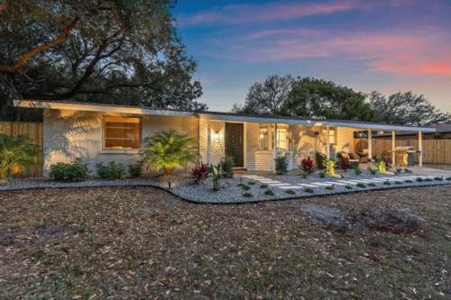 The Wisteria Oasis With heated pool and hot tub in Arlington Park