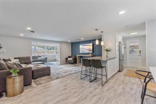 The Wisteria Oasis With heated pool and hot tub in Arlington Park