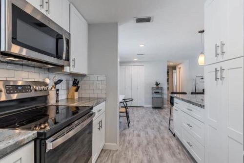 The Wisteria Oasis With heated pool and hot tub in Arlington Park