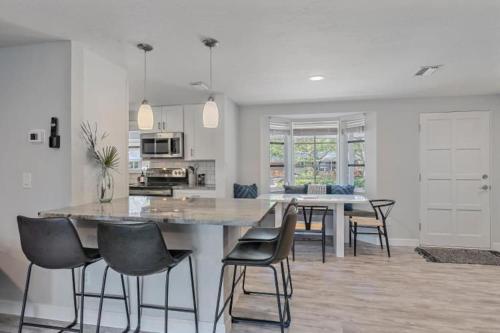 The Wisteria Oasis With heated pool and hot tub in Arlington Park