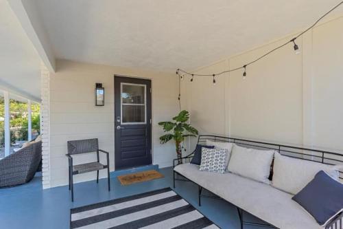 The Wisteria Oasis With heated pool and hot tub in Arlington Park