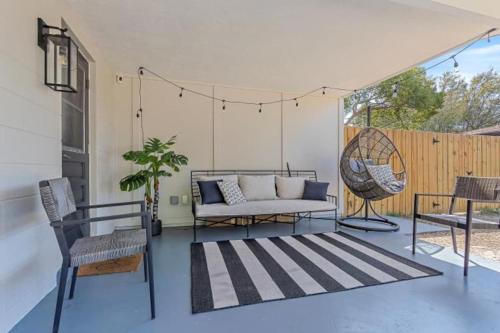 The Wisteria Oasis With heated pool and hot tub in Arlington Park