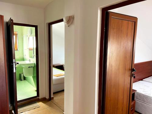 4 twin beds