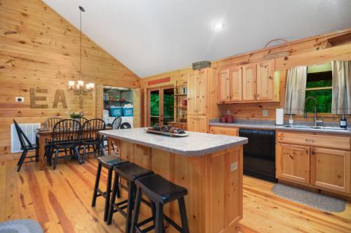 Large Cabin to Enjoy in Coosawattee River Resort in Ellijay, USA