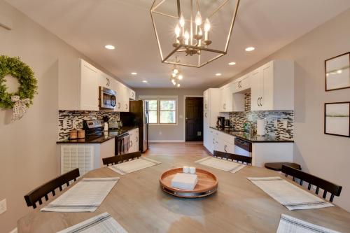 Lakefront Westminster Retreat w/ Boat Dock! in Westminster (SC)