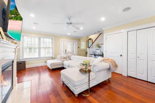 Luxurious Sea Bright Home half block from beach! in Sea Bright, USA