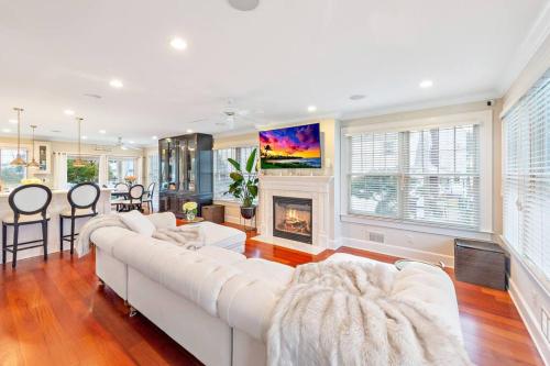 Luxurious Sea Bright Home half block from beach! in Sea Bright, USA