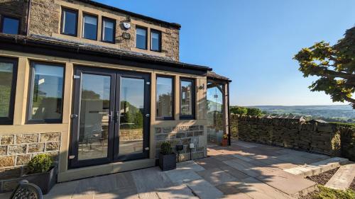 Lane End Cottage Holmfirth - Panoramic Views, Modernised with offroad parking