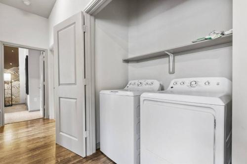 LUX 2BR 1B Unit in Austin with Pool & Free Parking in Austin, USA