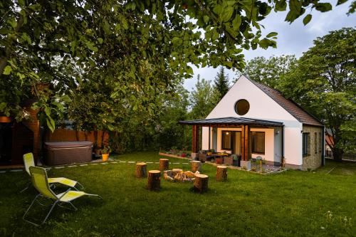 Exterior view, MOHA Weekend in Bank